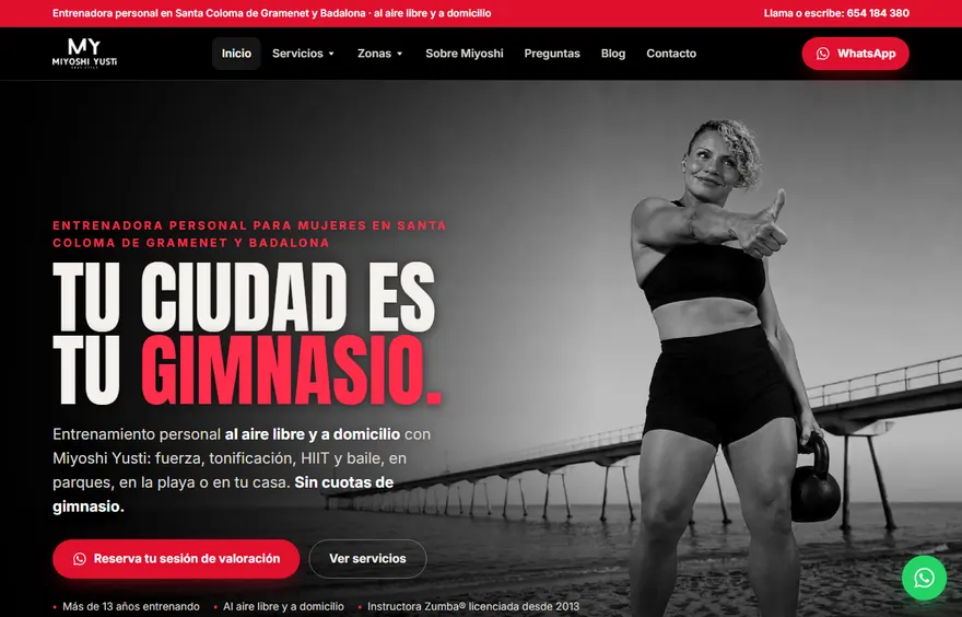 Portada de la web de Miyoshi, entrenadora personal: fondo en blanco y negro con ella sosteniendo una pesa rusa junto al puente de la playa, y el titular «Tu ciudad es tu gimnasio» con la última palabra en rojo.