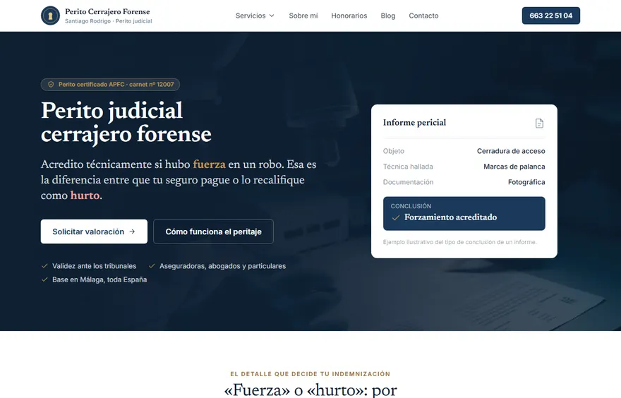 Portada de la web de Perito Cerrajero Forense: fondo azul marino sobrio con el titular «Perito judicial cerrajero forense» y, al lado, la ficha de un informe pericial con la conclusión «forzamiento acreditado».