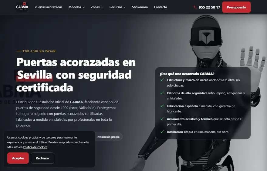Portada de la web de Puertas CABMA Sevilla: fondo gris oscuro con la ilustración de un robot de acero, el titular «Puertas acorazadas en Sevilla con seguridad certificada» y una lista de ventajas de la puerta.